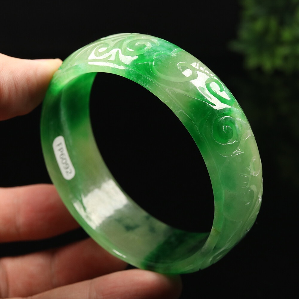 VINTAGE Large Jadeite Green Handcarved Ruyi Jade Bangle Size 63 mm N237